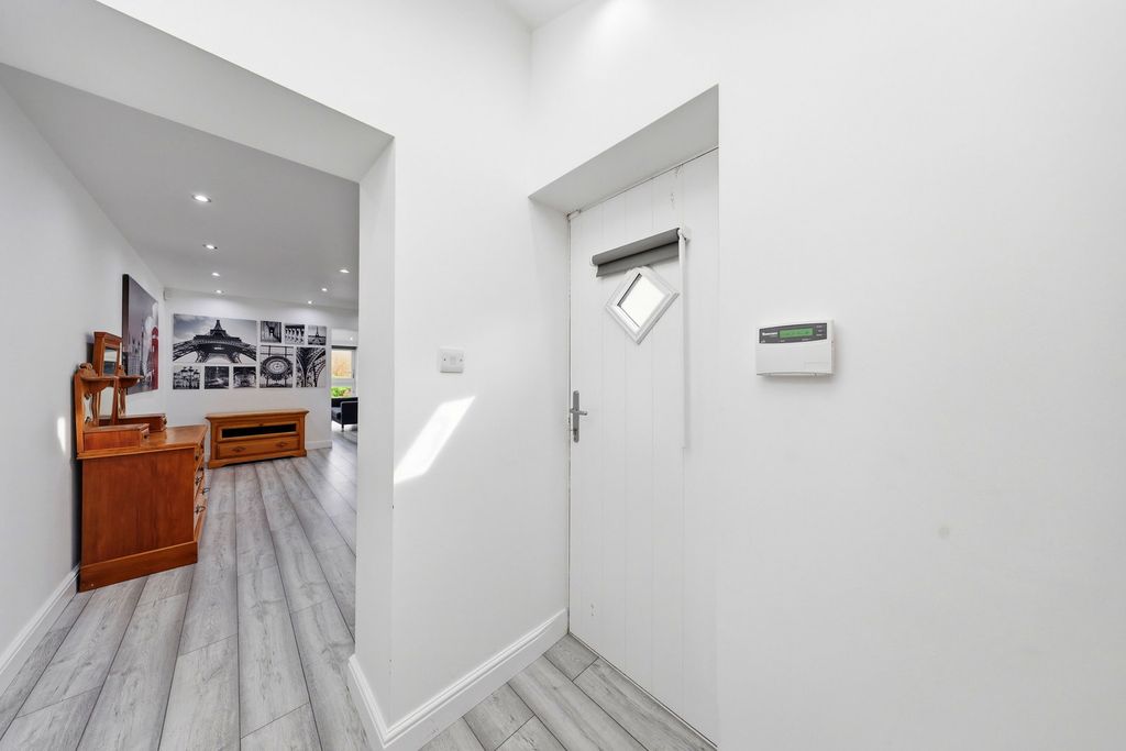 Property photo 3 of 27