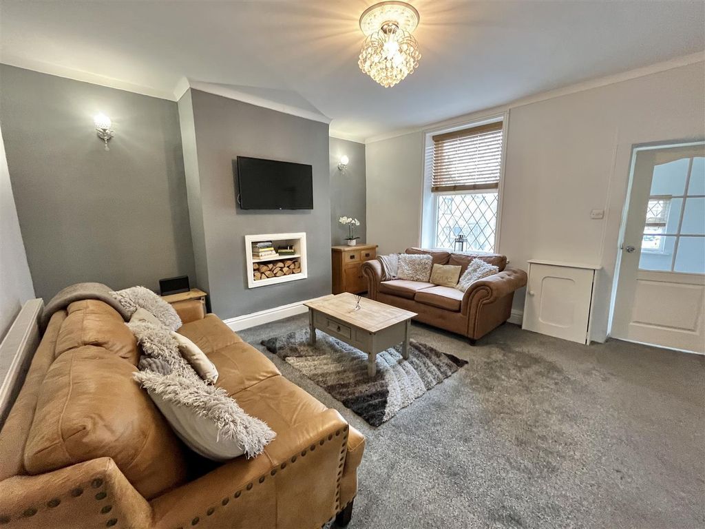 Property photo 3 of 12 Lounge