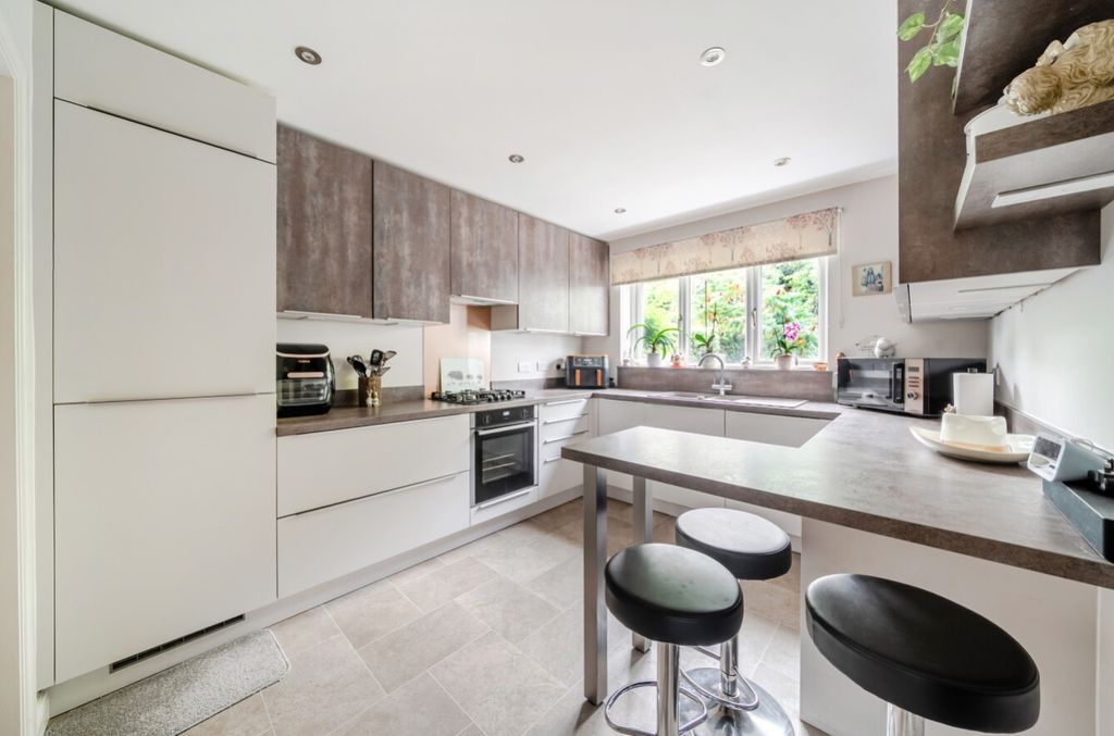 Property photo 2 of 18 Modern Fitted Kitchen