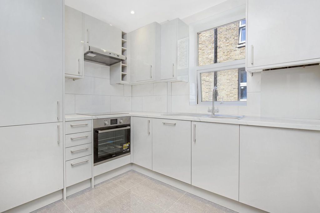 Property photo 3 of 11 Kitchen