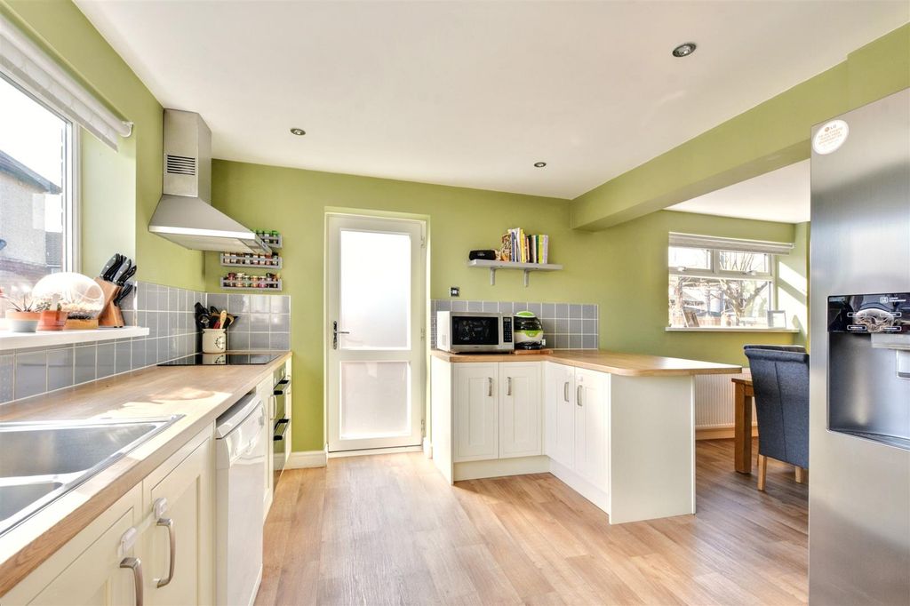 Property photo 3 of 27 Dining Kitchen