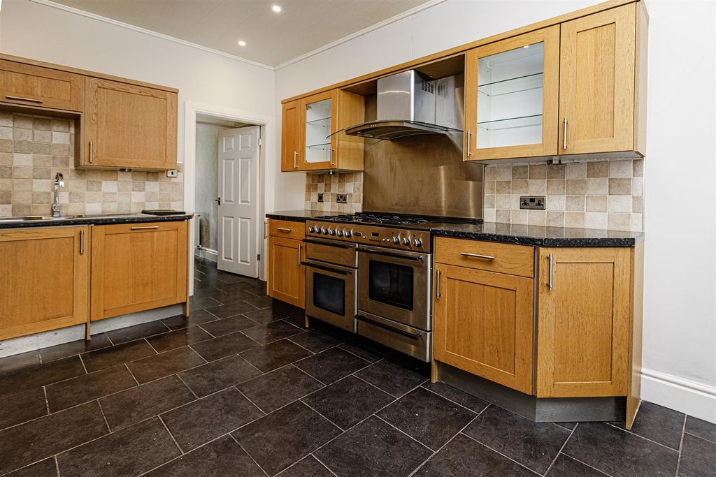Property photo 2 of 31 Kitchen