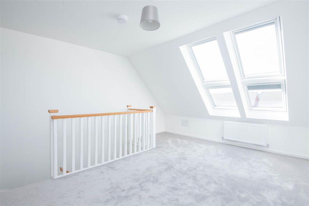 Property photo 3 of 18 Master Bedroom