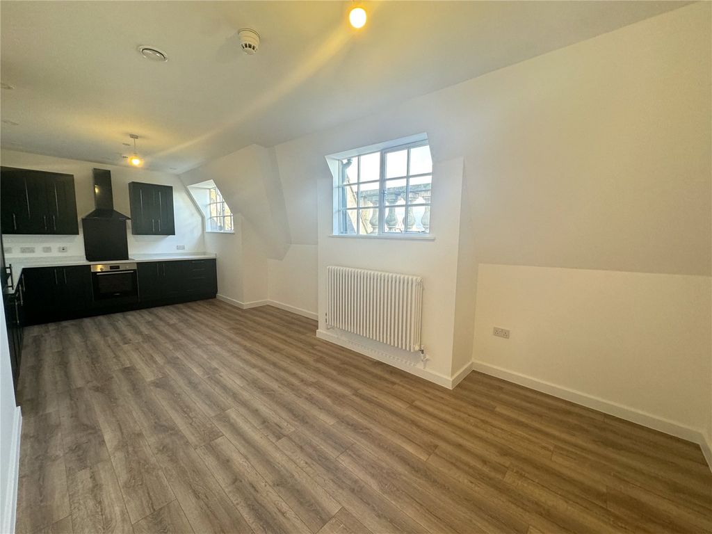 Property photo 3 of 8 Flat 401