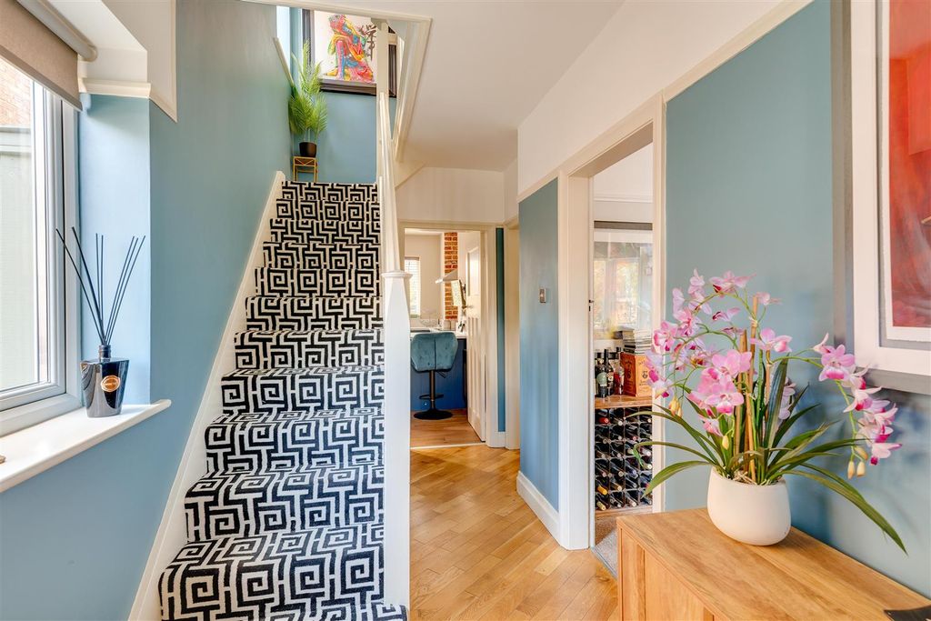 Property photo 2 of 47 9 Earls Close-3.Jpg