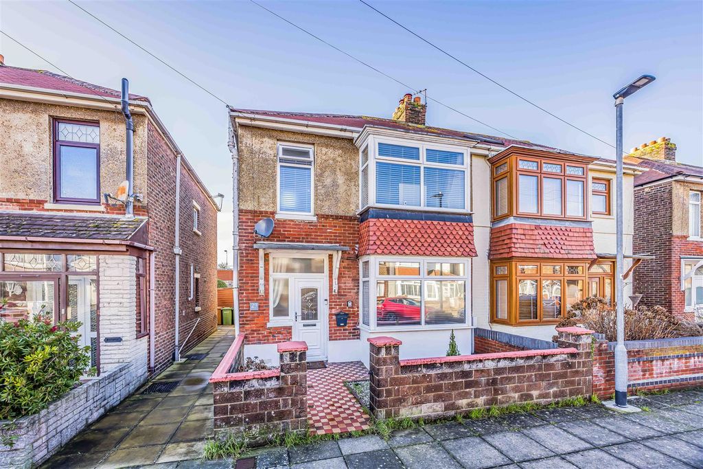 Property photo 1 of 21 29 Salcombe Avenue, Portsmouth-Small-Porticomarket