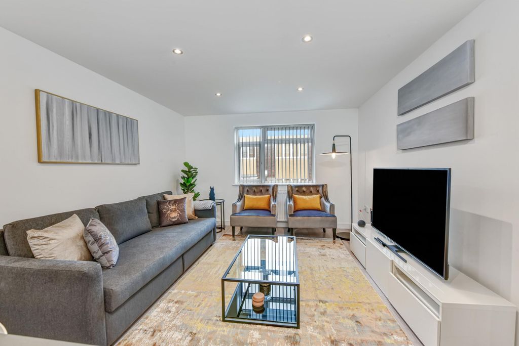 Property photo 2 of 32
