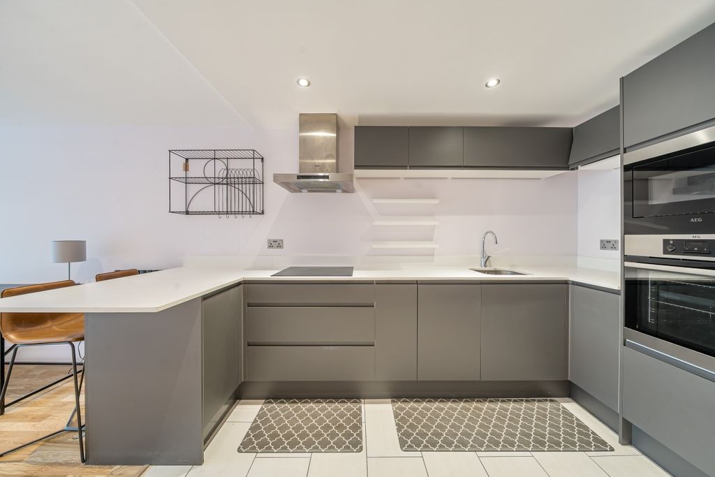 Property photo 1 of 16 1300739-11-683Ebf...