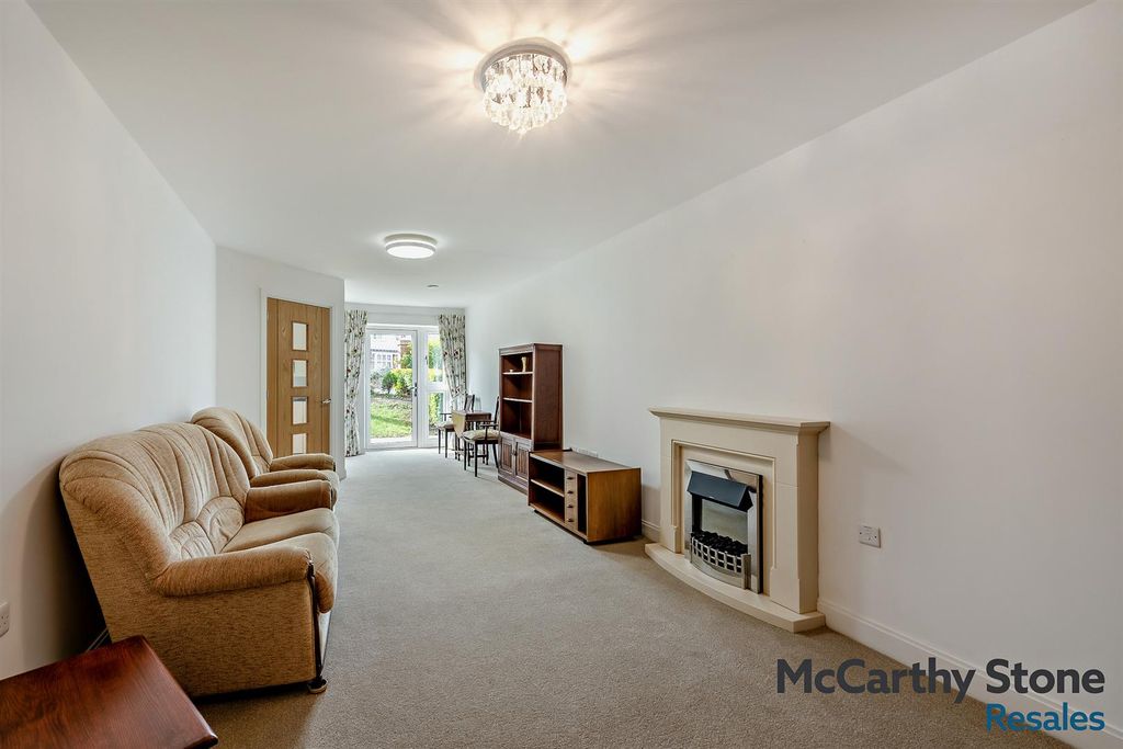 Property photo 3 of 7 8687088-Interior09-800.Jpg