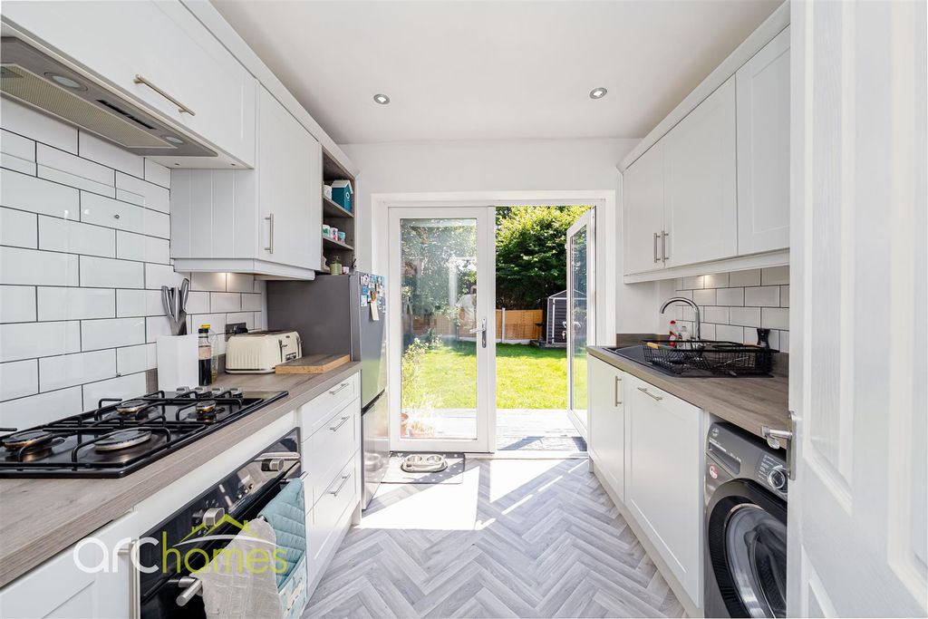 Property photo 3 of 29 Mere-11.Jpg