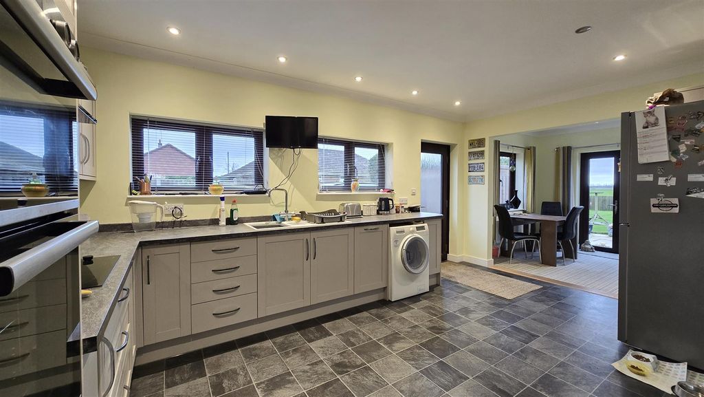 Property photo 2 of 19 Kitchen