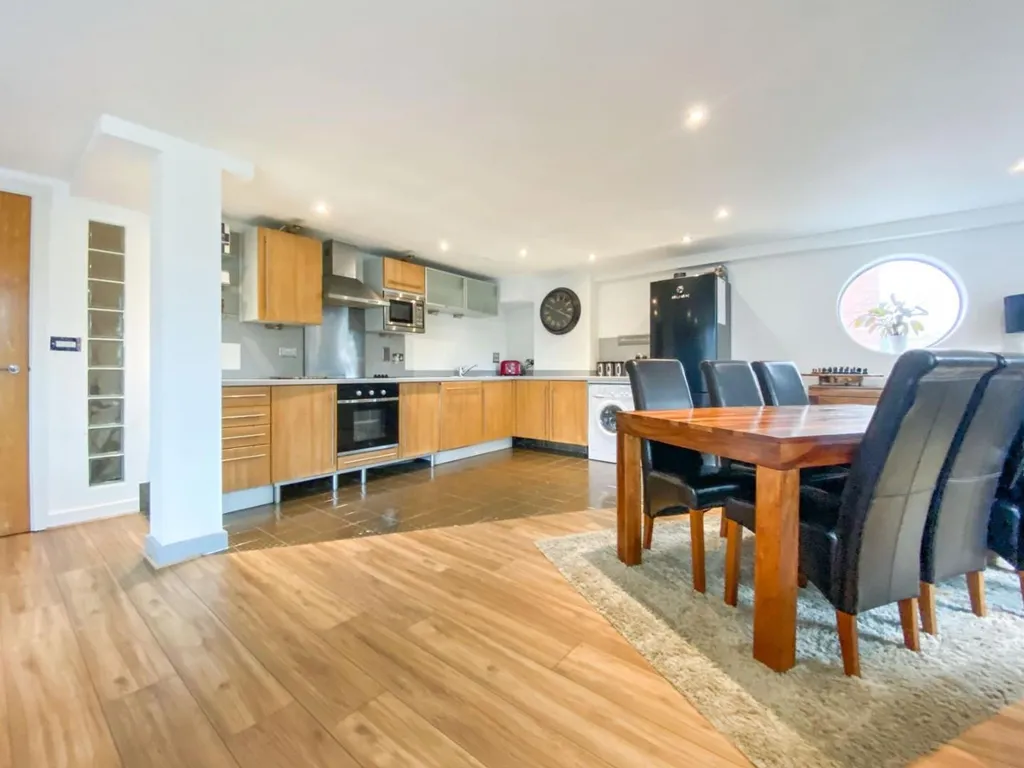 Apartment in City Wharf Atlantic Wharf CF10, Cardiff - More
