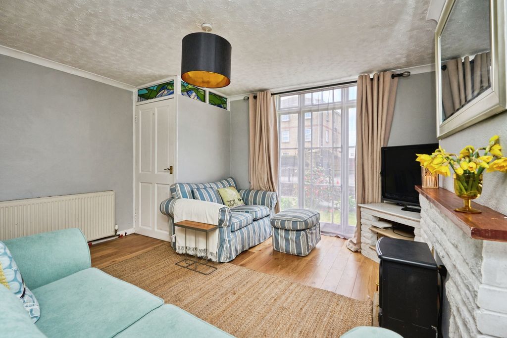 Property photo 3 of 17 Lounge