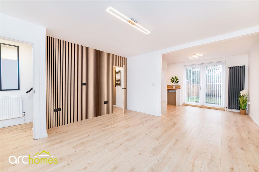 Property photo 2 of 32 Warwick-14.Jpg