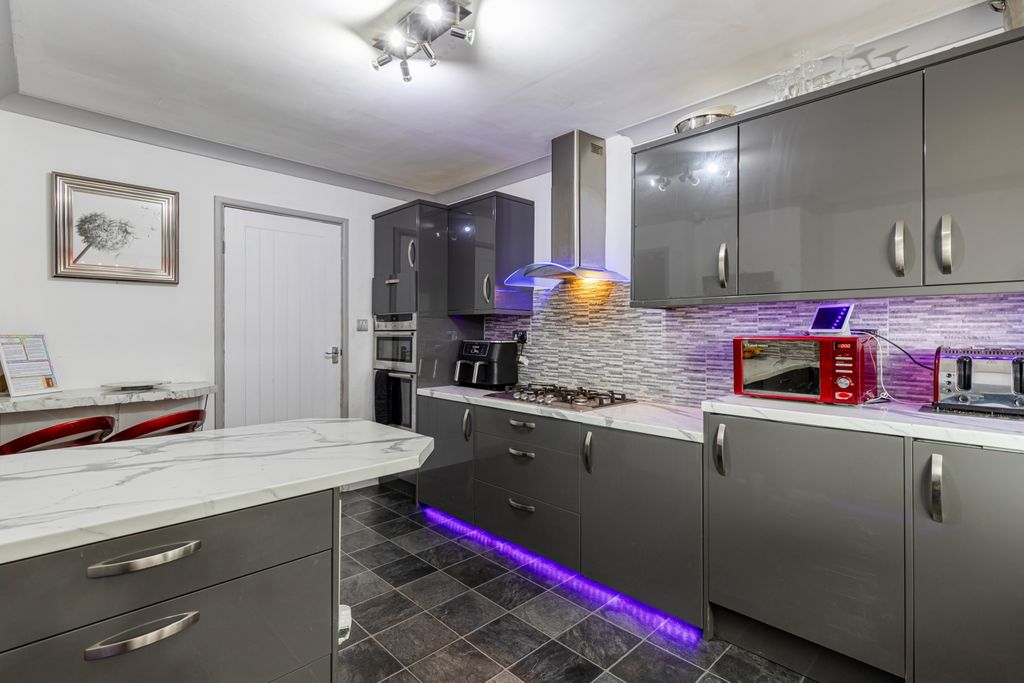 Property photo 2 of 21 A39 - 7 Sanders Road Brixham - 250820