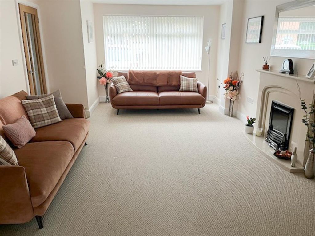 Property photo 3 of 18 Lounge