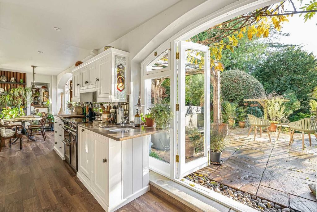Property photo 2 of 37
