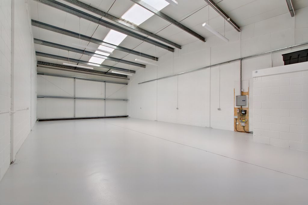 Property photo 3 of 6 8551304-Interior13-800