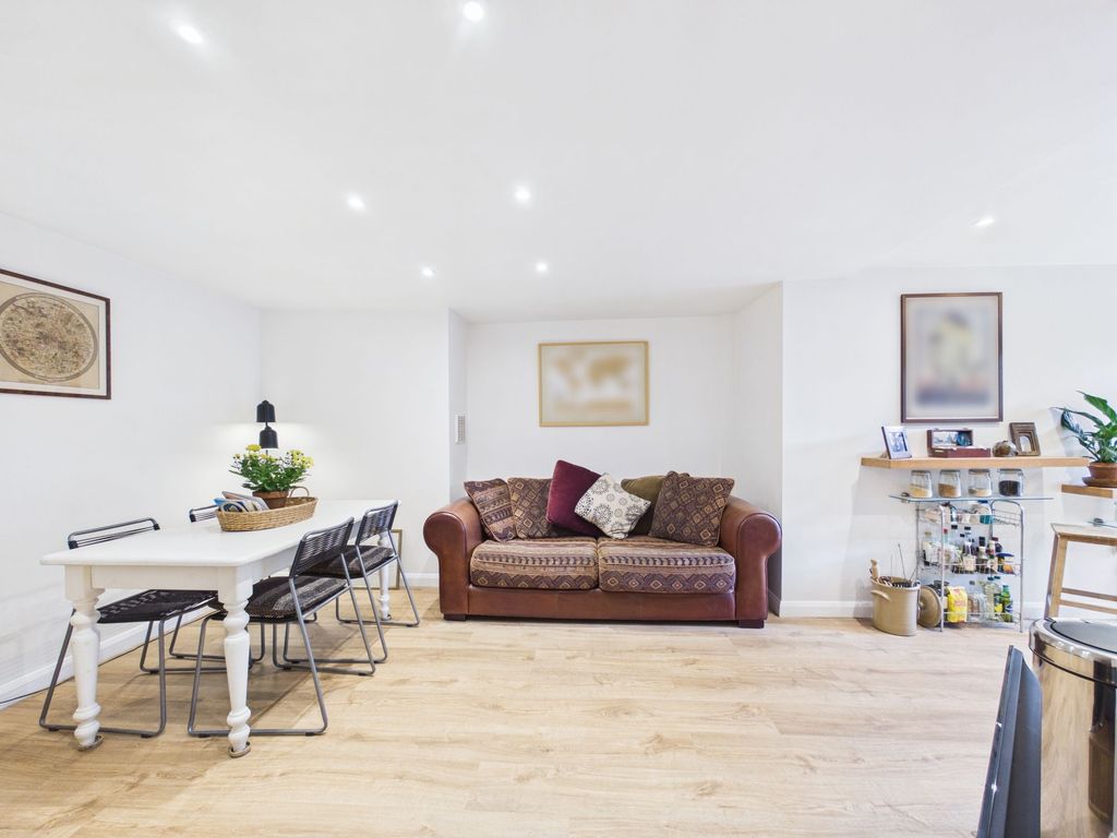 Property photo 1 of 32