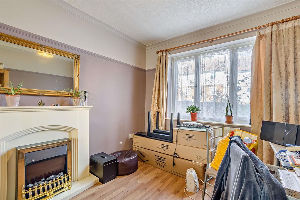 Property photo 3 of 10 8663669-Interior05-800.Jpg
