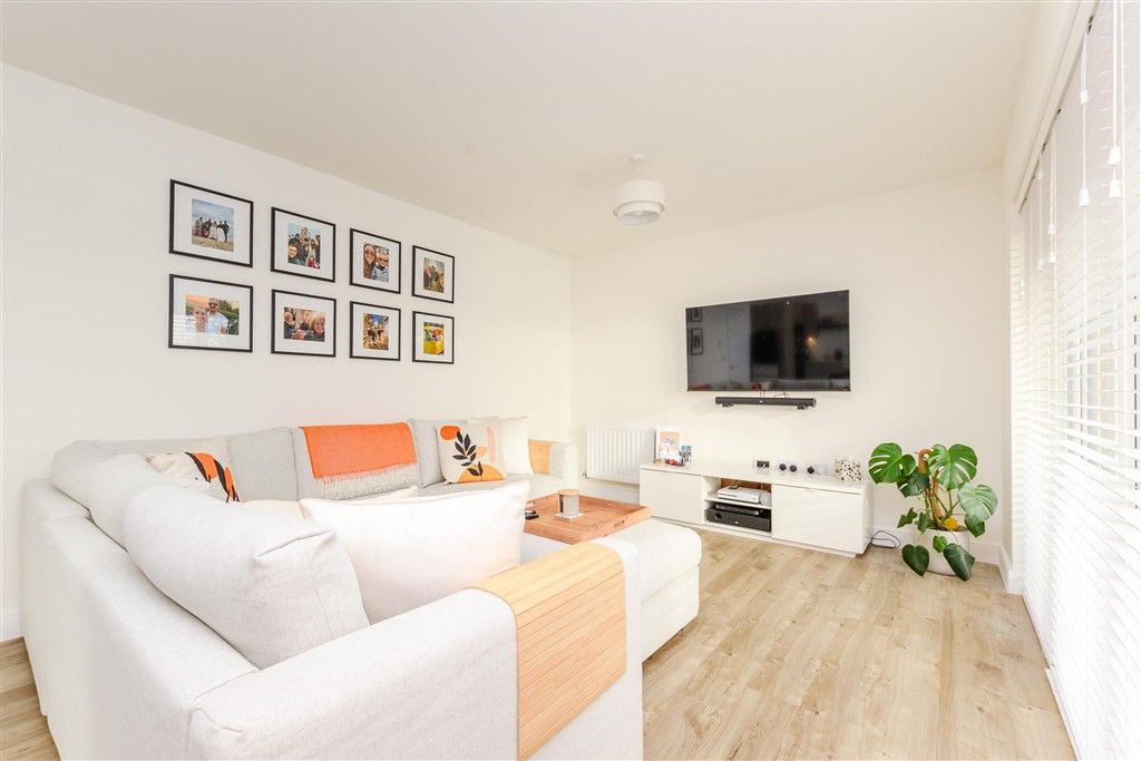 Property photo 2 of 11 Lounge