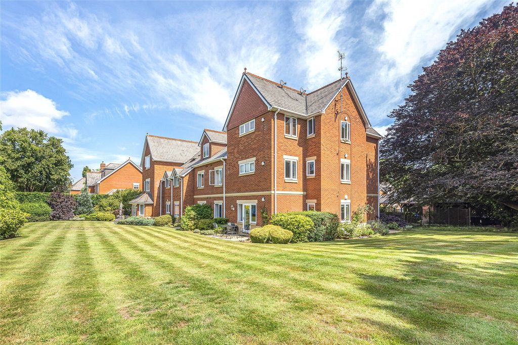 Property photo 1 of 6 Communal Gardens
