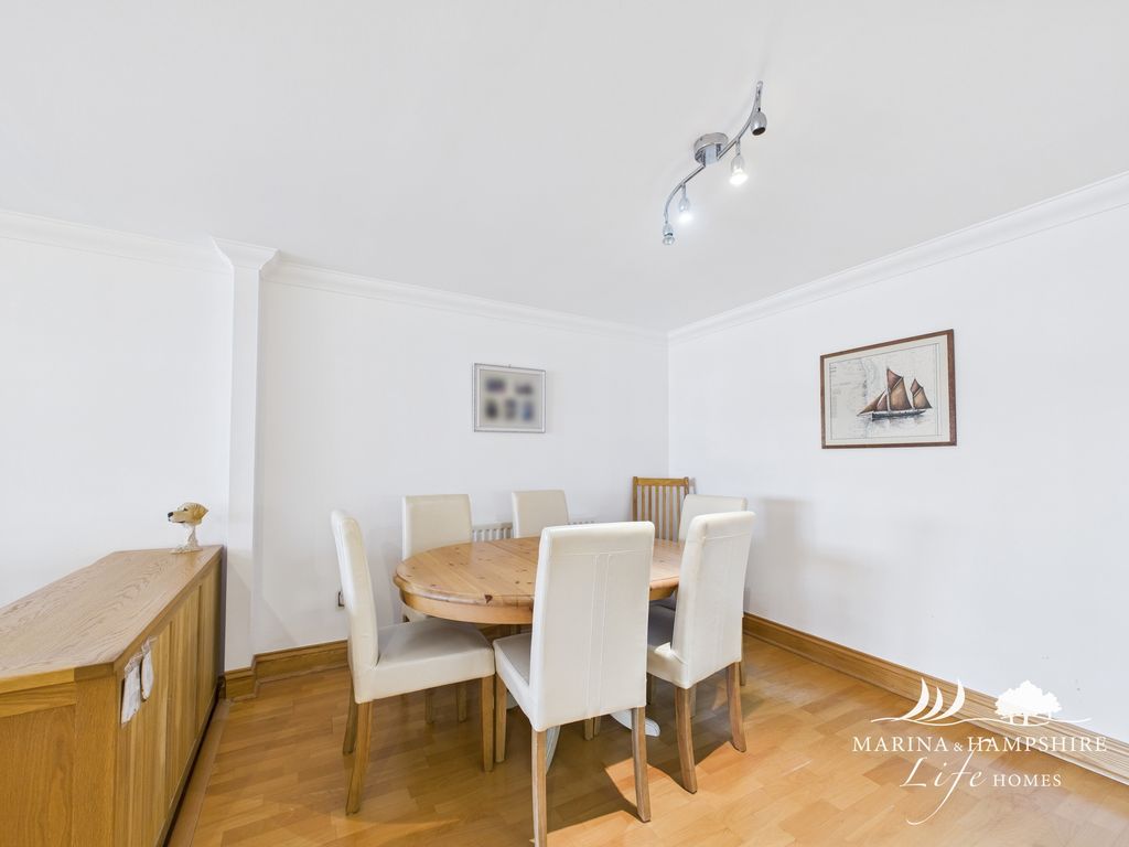 Property photo 3 of 27 Cam03915G0-Pr0022-Still034