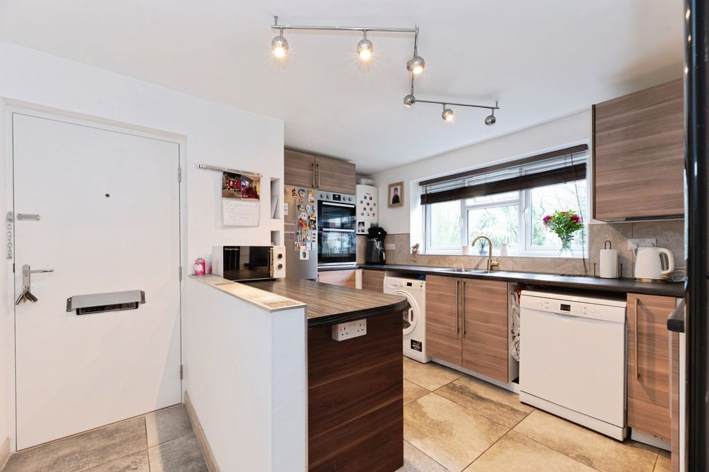 Property photo 3 of 9 Kitchen