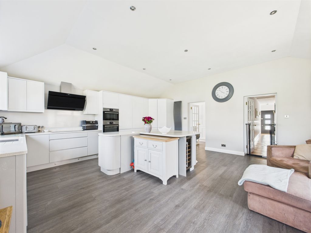 Property photo 3 of 21 Cam01354G0-Pr0520-Still013