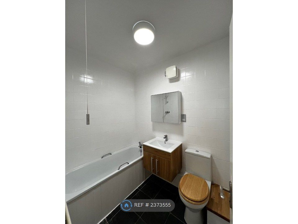 Property photo 3 of 10 Bathroom