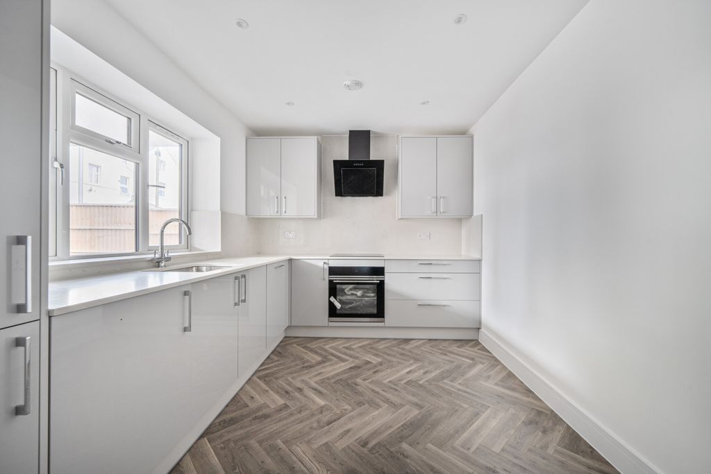 Property photo 3 of 21 1348533-24-68Baec...
