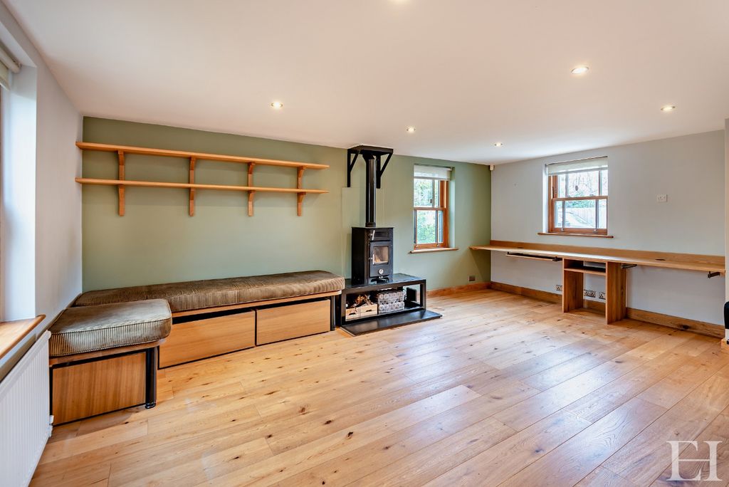 Property photo 3 of 25 4646604