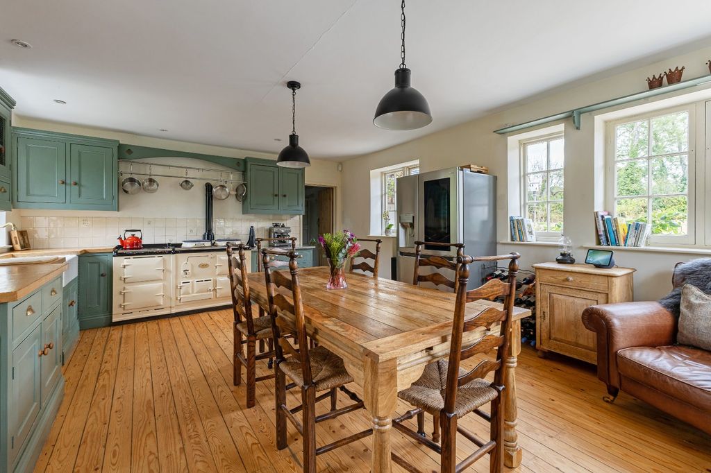 Property photo 2 of 19 Kitchen Breakfast