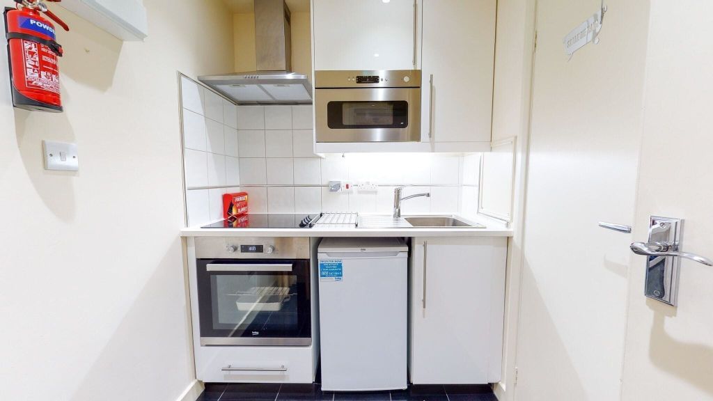 Property photo 2 of 8 Kitchen