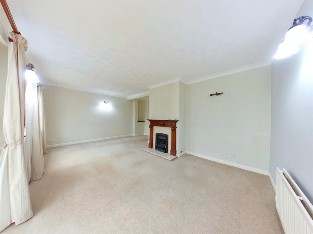 Property photo 2 of 22 Lounge