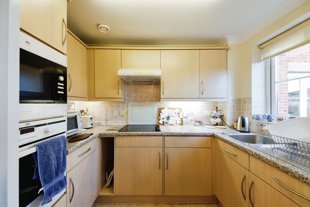 Property photo 3 of 10 Kitchen