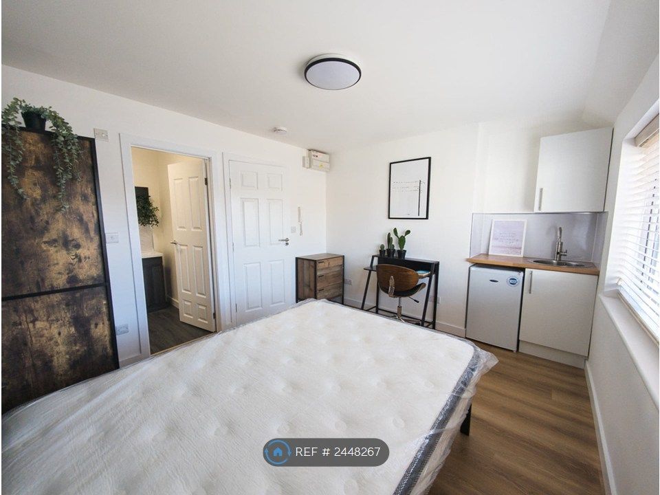 Property photo 3 of 10 Private Kitchenette