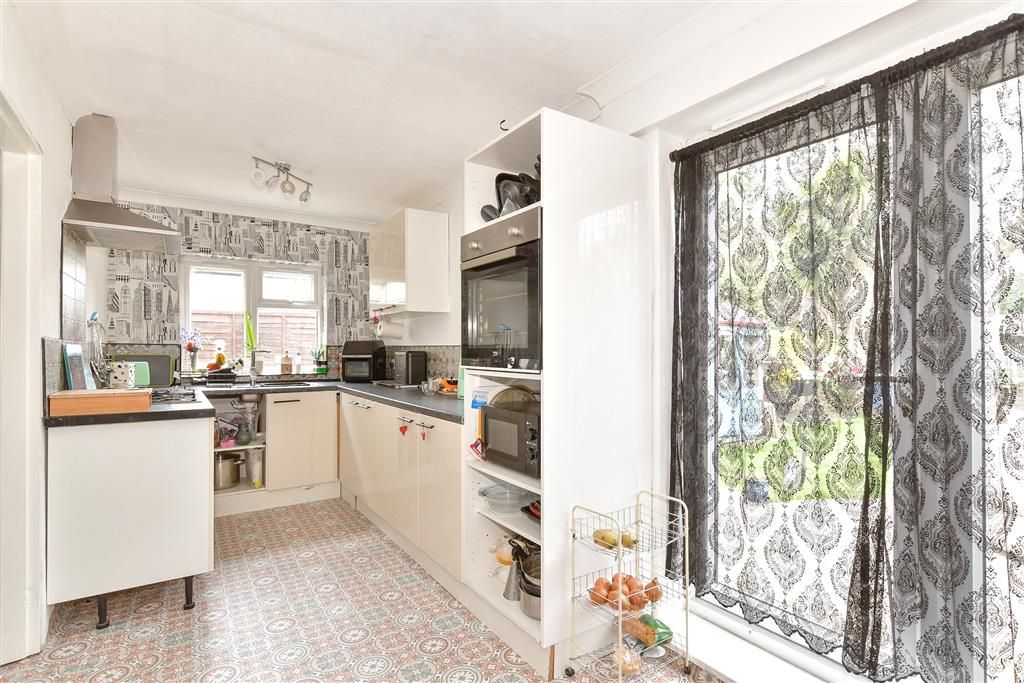 Property photo 3 of 10 Kitchen