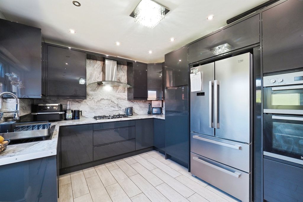 Property photo 3 of 16 Dining Kitchen