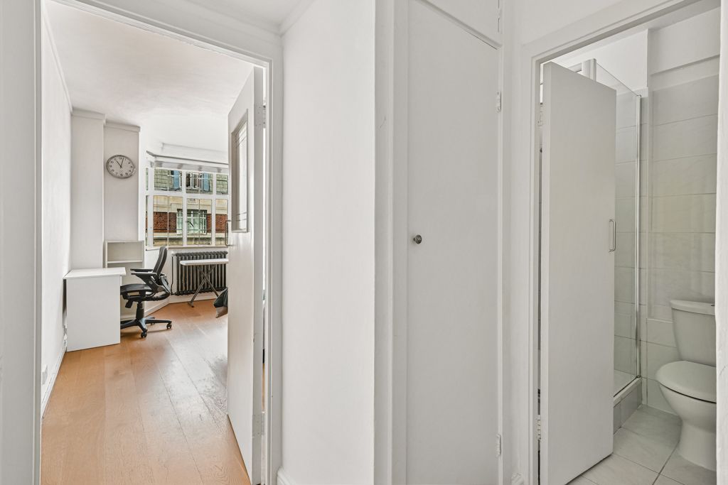 Property photo 3 of 7 Hallway