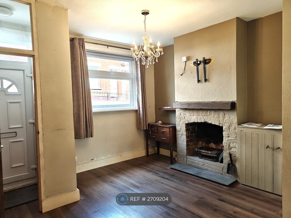 Property photo 2 of 27 Living Room (Pic 1)