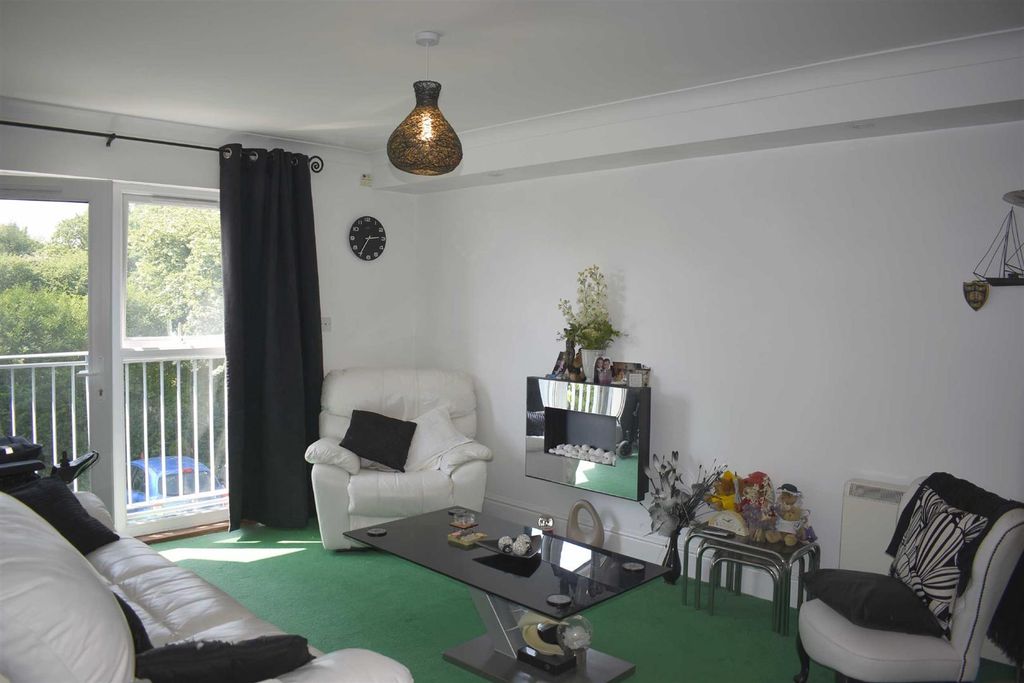 Property photo 2 of 11