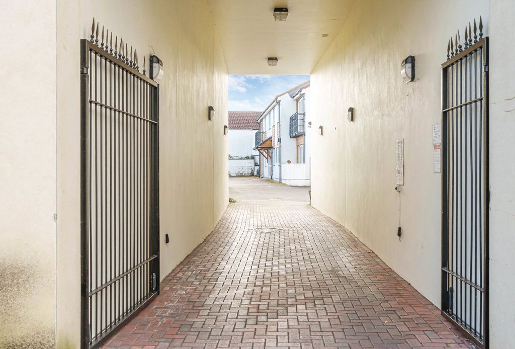 Property photo 2 of 11 Picture No. 14