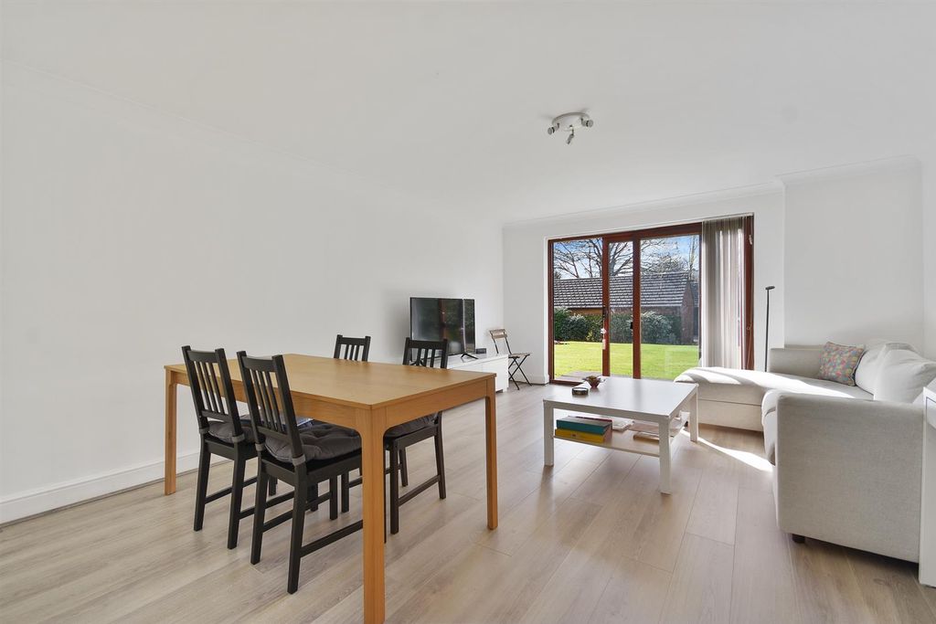 Property photo 3 of 9 Lounge