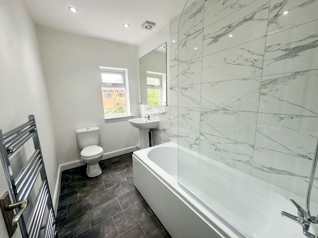 Property photo 3 of 17 Bathroom