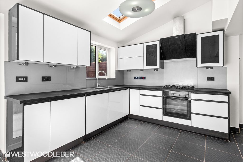 Property photo 2 of 35