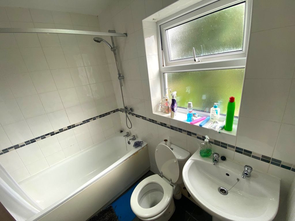 Property photo 3 of 9 Bathroom