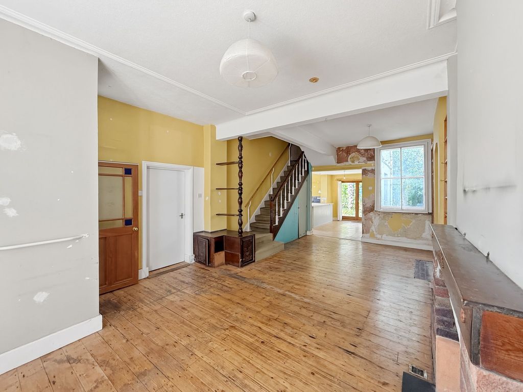 Property photo 2 of 25