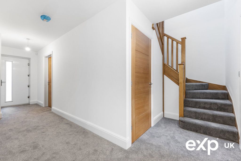 Property photo 3 of 32