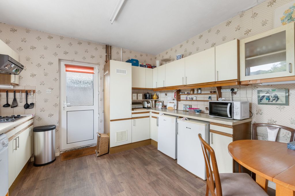 Property photo 3 of 27